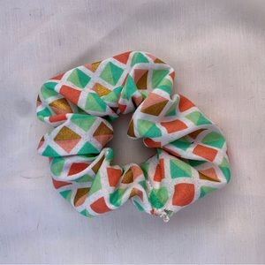 Multi colored, geometrical scrunchie